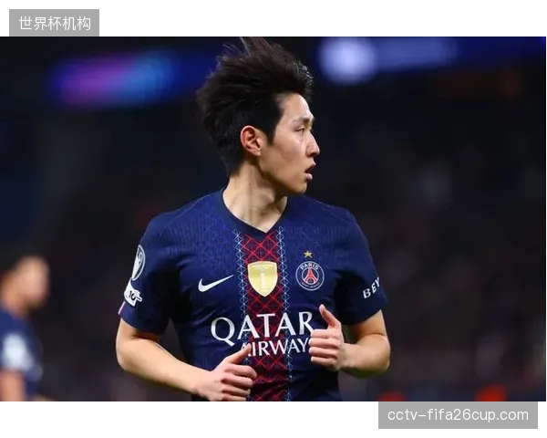 韩国队在进攻中倾向于地面短传配合,李刚仁的组织和出球是该体系运转的核心。 韩国队在进攻中倾向于地面短传配合,李刚仁的组织和出球是该体系运转的核心。